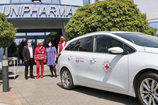 UNIPHARMA poskytla Červenému krížu ochranné rúška